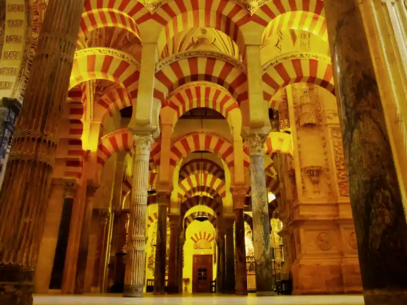 Unsere smart & small-Rundreise durch Andalusien führt uns auch zur berühmten Mezquita in Córdoba, einst Hauptmoschee der Kalifen.