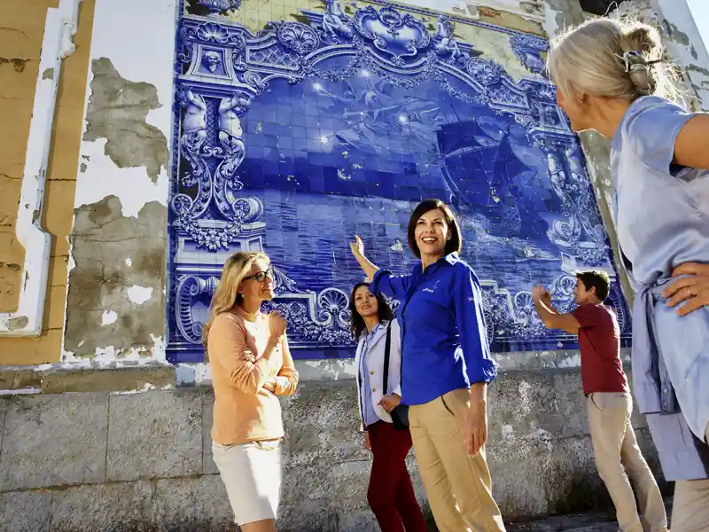 Auf unserer Rundreise in kleiner Gruppe führt uns die erstklassige Studiosus-Reiseleiterin. Sie zeigt uns die schönsten Azulejos, die bleuen Fliesen sind wahre Kunstwerke. Auf den Wänden siund zahlreich historische Geschichten dargestellt.