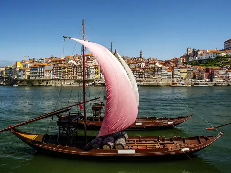 Auf unserer Rundreise in kleiner Gruppe wohnen wir zentral in Porto und erkunden die Stadt. Auf dem Fluss Douro treiben auch heute noch die traditionellen Segelboote, mit denen früher der Portwein transportiert wurde.