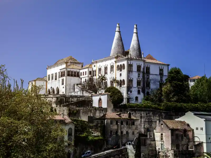 Auf unserer Rundreise durch Portugal in kleiner Gruppe besichtigen wir den Königspalast in Sintra.