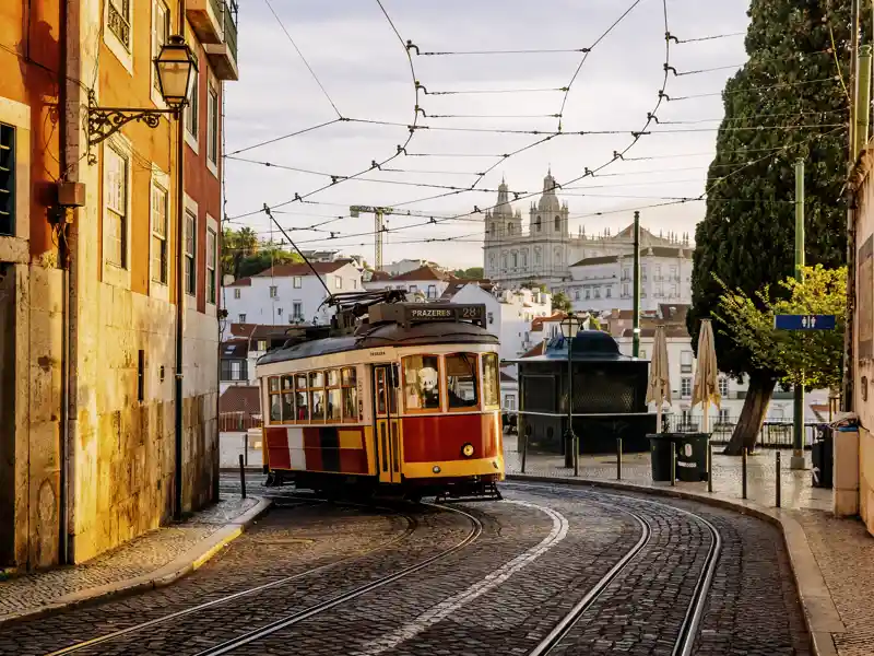 Die gelben Trams - die Elétricos de Lisboa - gelten als Wahrzeichen Lissabons. Das sollten Sie sich während unseres Aufenthalts in der Hauptstadt Portugals nicht entgehen lassen.