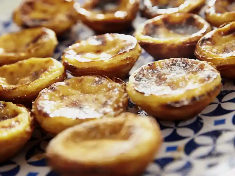 Auf unserer Rundreise durch Portugal dürfen Köstlichkeiten der portugiesischen Patisserien wie Pasteis de Nata auf keinen Fall fehlen.