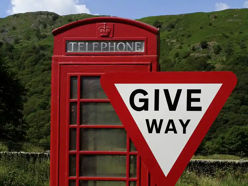 Erleben Sie historische Reminiszenz in entlegenen Gebieten, wie die roten Telefonzellen und Give-Way-Schilder, auf unserer Reise durch die Highlands Schottlands.