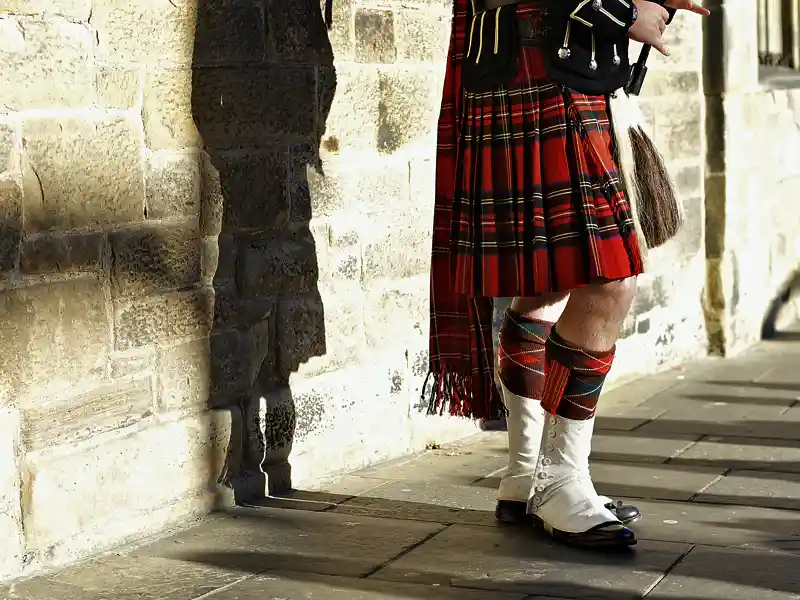 Begegnen Sie auf unserer Schottland-Rundreise in kleiner Gruppe Menschen in traditionellen Schottenröcken.