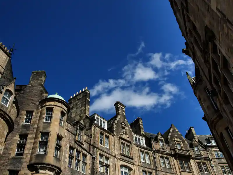 Edinburgh muss man sich erlaufen und die in unterschiedlichsten Grautönen gesprenkelten Fassaden der Stadt bewundern.