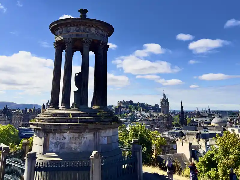 Auf unserer Rundreise durch Schottland genießen wir traumhafte Ausblicke - wie hier vom Carlton Hill über die Altstadt von Edinburgh.