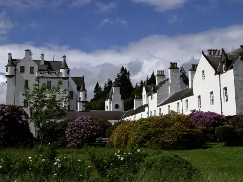 Blair Castle, ein Schloss in einem  wunderschönen Park, ist ein  Ausflugsziel auf unserer smart&small-Rundreise durch Schottland.