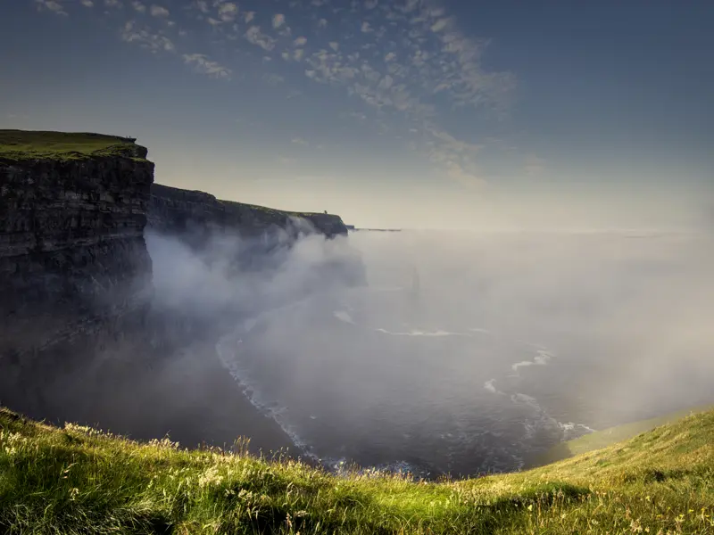 Auf unserer  smart&small-Reise durch Irland machen wir halt an den majestätischen Klippen von Moher. 200 m fallen sie senkrecht in den Atlantik hinab. Hier ist Vorsicht geboten!