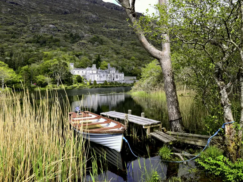 Auf unserer Rundreise durch Irland kommen wir auch an der Abtei von Kylemore in der Region Connemara im County Galway vorbei.