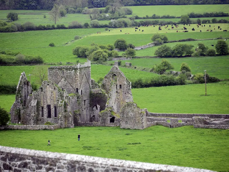 Der Rock of Cashel war Jahrhunderte lang ein wichtiger Ort für Könige und Kirche. Heute ist der Hügel, den wir auf unserer zehntägigen smart&small-Reise durch Irland besuchen, ein wichtiges Besucher-Highlight der Grünen Insel.