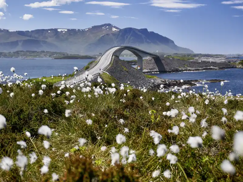 Zu Beginn unserer Rundreise folgen wir der Landschaftsroute des Atlanterhavsvegen - eine wunderschöne Landschaftsroute mit teilweise kühner Straßenführung - am Nordmeer entlang von Alesund in Richtung Kristiansund.