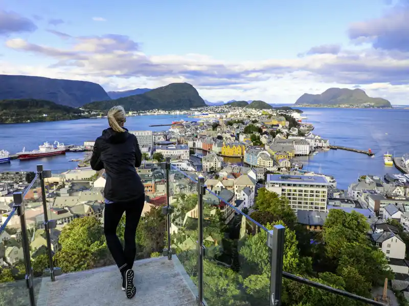 Unsere Rundreise durch Norwegen in kleiner Gruppe beginnt und endet in der Jugendstilstadt Aalesund - ein Muss ist hier der Blick vom Hausberg Aksla auf die Stadt.