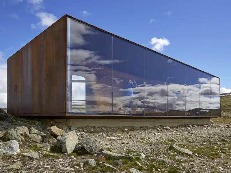 Auf unserer Rundreise durch Norwegen wandern wir zur Aussichtshütte des Berges Snöhetta und staunen über das tolle preisgekrönte Design des gleichnamigen Architekturbüros. 
Wir genießen den Blick auf den Berg Snöhetta.