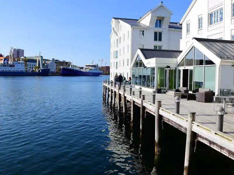 In der Hafenstadt Kristiansund übernachten wir während unserer smart&small-Rundreise durch Norwegen in kleiner  Gruppe im komfortablen Thon Hotel direkt am Wasser.