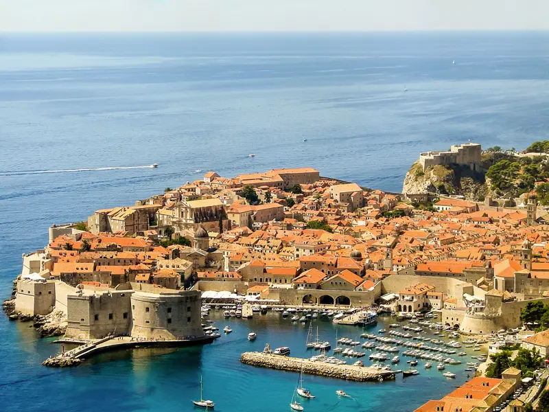 Uns bezaubert die Altstadt von Dubrovnik (UNESCO-Welterbe). Wir streifen durch die Gassen und erkunden das Franziskanerkloster, den alten Hafen und andere Kulturschätze.