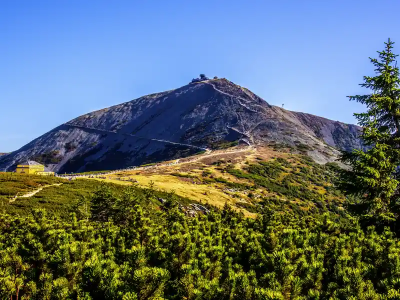 Während der smart&small Rundreise duch Südpolen, erklimmen wir per Sessellift die Schneekoppe und wandern von dort aus hinunter.