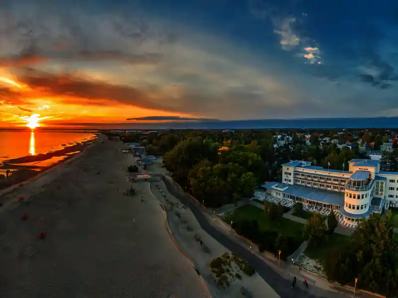 Während der smart&small-Reise durch Estland übernachten Sie zwei Nächte im Rannahotell, welches unmittelbar am  kilometerlangen Sandstrand in Pärnu, dem beliebten Ostseebad Estlands, liegt.