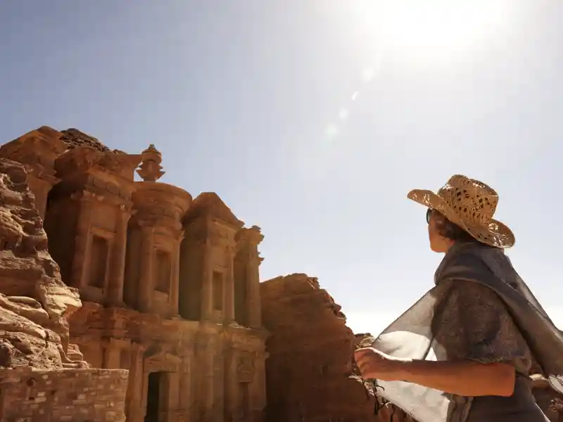 Auf unserer Studiosus smart&small-Reise durch Jordanien besuchen wir Petra und bewundern die kolossalen Grabfassaden, Theater und Tempel.