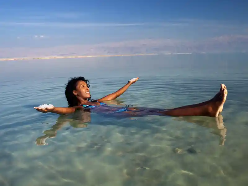 Am Toten Meer heißt es auf unserer Reise durch Jordanien: Rein in den Salzsee und im Wasser schweben!