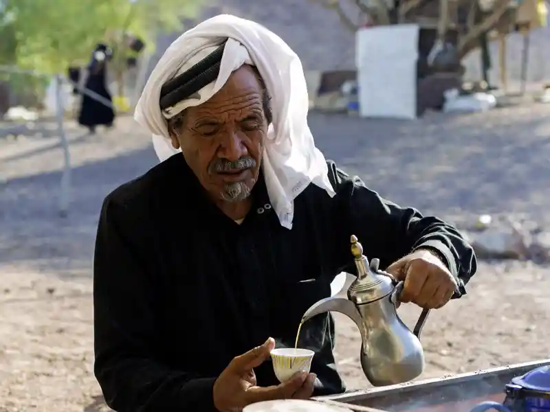 Während Ihrer Reise sind Sie auch in einem stimmungsvollen Beduinencamp zu Gast. Es wird traditionell Kaffee zur Begrüßung gereicht. Wir lassen uns aus dem Beduinenleben erzählen.