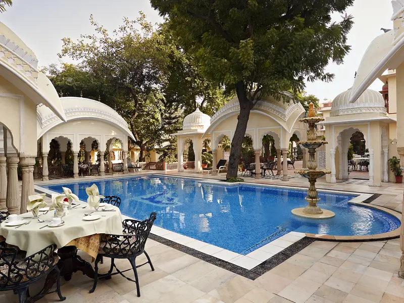 Zwei Nächte wohnen wir auf unserer Rundreise Rajasthan - Auszeit im Land der Maharadschas im Hotel Alsisar Haveli in Jaipur. Genießen Sie den Pool!