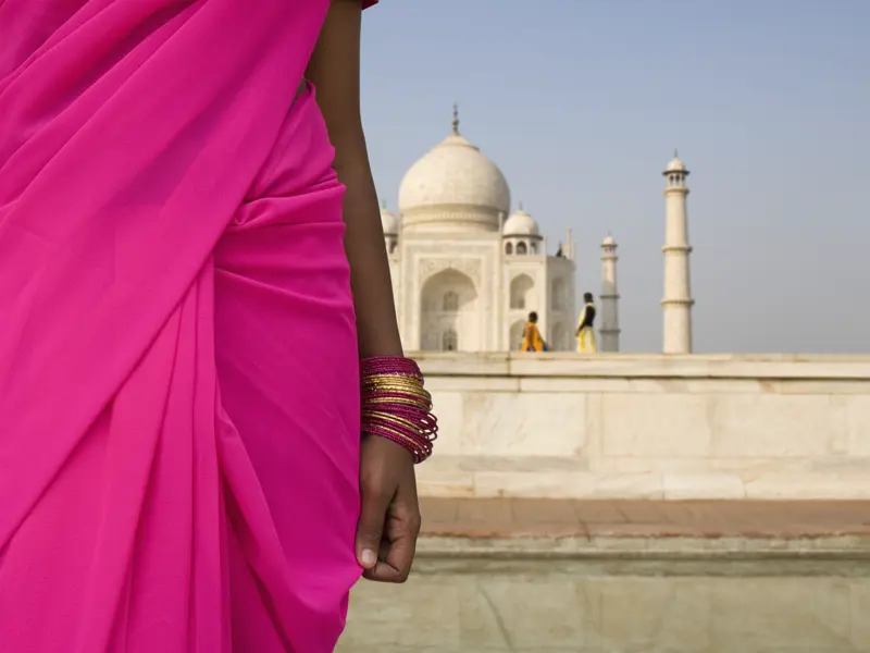 Auf unserer Reise in kleiner Gruppe besuchen wir das Taj Mahal in Agra. Dort treffen wir bestimmt auch indische Frauen in ihren leuchtend bunten Saris.