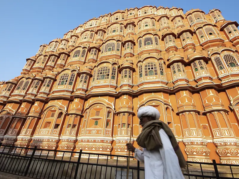 Auf unserer Reise Rajasthan - Auszeit im Land der Maharadschas in kleiner Gruppe kommen wir in Jaipur auch am Palast der Winde  vorbei.