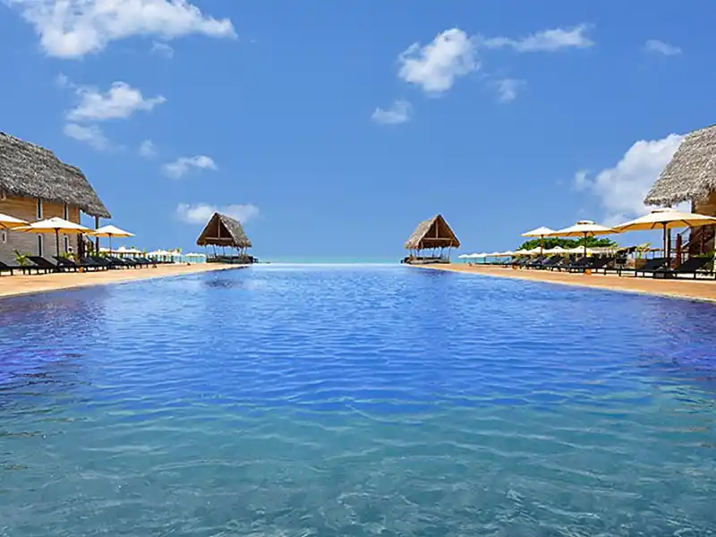 Zwei Nächte wohnen Sie bei unserer Rundreise durch Sri Lanka am Strand von Passekudah. Genießen Sie auch den Infinity-Pool des Hotels Maalu Maalu.