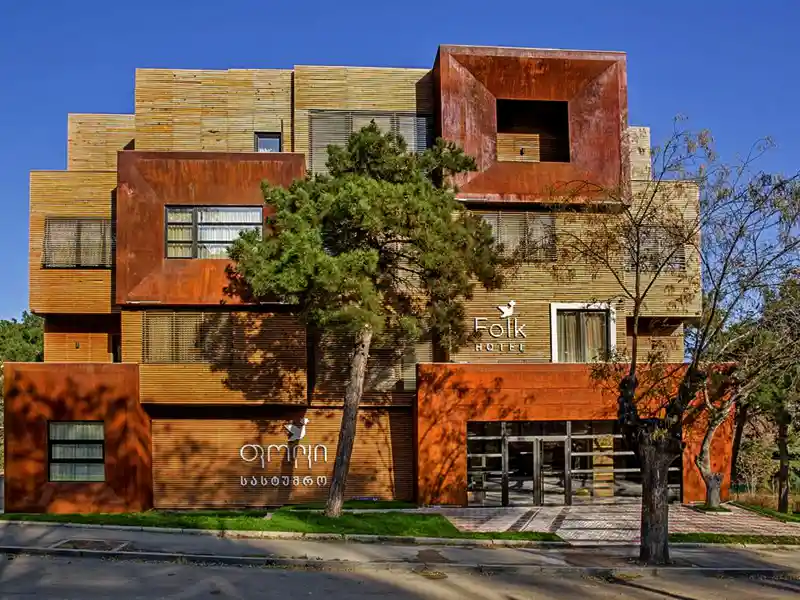 Das schicke Hotel Folk Boutique beherbergt uns in Tiflis, der ersten Station auf unserer Rundreise in kleiner Gruppe durch Georgien.