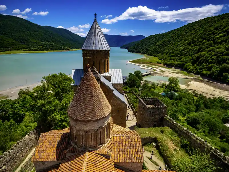 Großartig liegt die Klosterfestung Ananuri im Großen Kaukasus. Ein Highlight unserer smart&small-Rundreise durch Georgien.