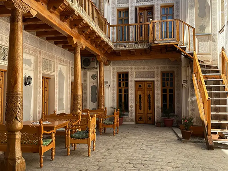 Wir wohnen in einem historischen Gebäude. Das Hotel Komil liegt mitten in der Altstadt von Usbekistans Perle Buchara.