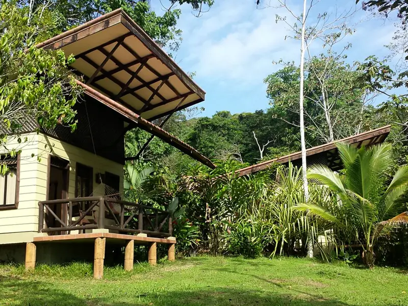 Auf unserer smart & small-Rundreise durch Costa Rica verbringen wir drei Nächte in der Maquenque Eco Lodge bei Boca Tapada mitten im tropischen Regenwald und genießen echtes Dschungel-Feeling.