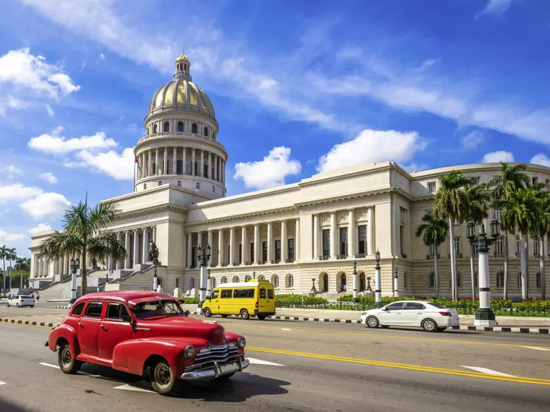 Auf unserer smart & small-Reise in kleiner Gruppe cruisen wir in liebevoll in Schuss gehaltenen Oldtimern durch Havanna, hier vor dem Capitolio.