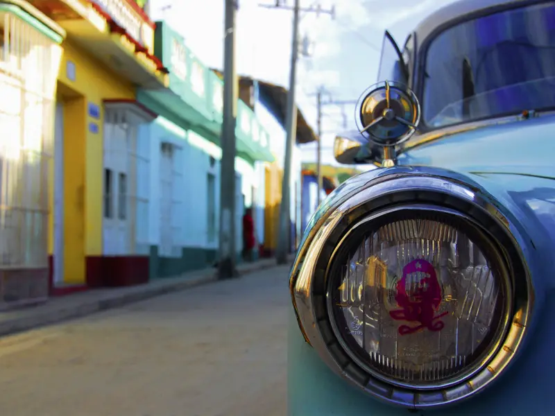 Wir cruisen mit stilvollen Oldtimern über die Uferpromenade Malecón in Havanna. Eines der einzigartigen Kuba-Erlebnisse, die diese Reise durch Kuba bereithält.