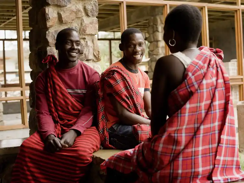 Auf unserer Rundreise durch Tansania übernachten wir in Camps und Lodges, genau wie diese Massai.