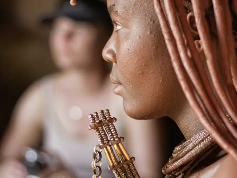 Noch heute leben viele Menschen in Namibia wie diese Frau vom Volk der Himba auf traditionelle Weise. Sie zeigen uns auf unserer Rundreise, was das jeweils für sie bedeutet.