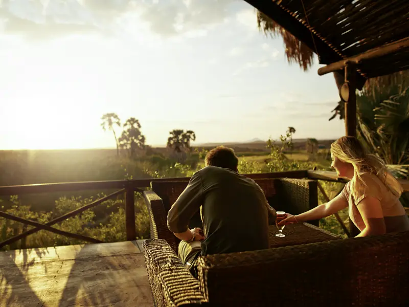 Der Sundowner gehört zu Afrika. Auch auf unserer smart&small-Rundreise durch Namibia zelebrieren wir ihn in unserer kleinen Runde an schönen Orten mit Aussicht.