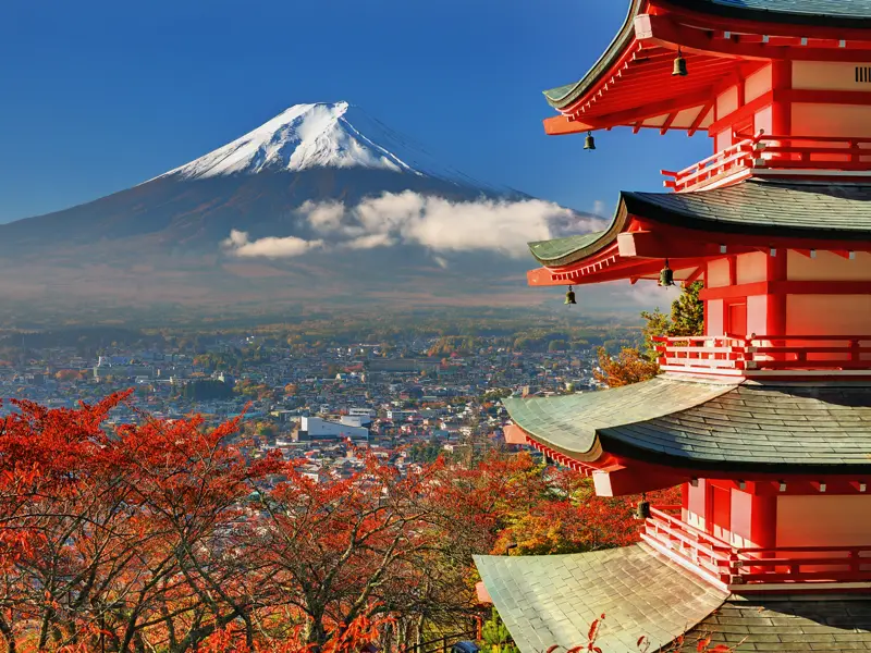 Auf unserer Studienreise durch Japan wollen wir den Fuji-san sehen, den heiligen Berg der Japaner, und fahren deshalb zur Chureito-Pagode oberhalb des Kawaguchi-Sees, wo man  mit etwas Wetterglück den perfekten Ausblick auf den Fuji hat.