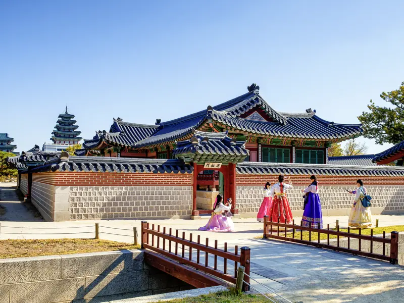 Südkoreaner kleiden sich beim Besuch der Paläste und alten Wohnviertel Seouls gerne traditionell.