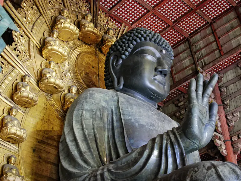 In der Nähe von Kyoto besuchen wir in Nara den erwürdigen Todai-Tempel mit dem Großen Buddha.