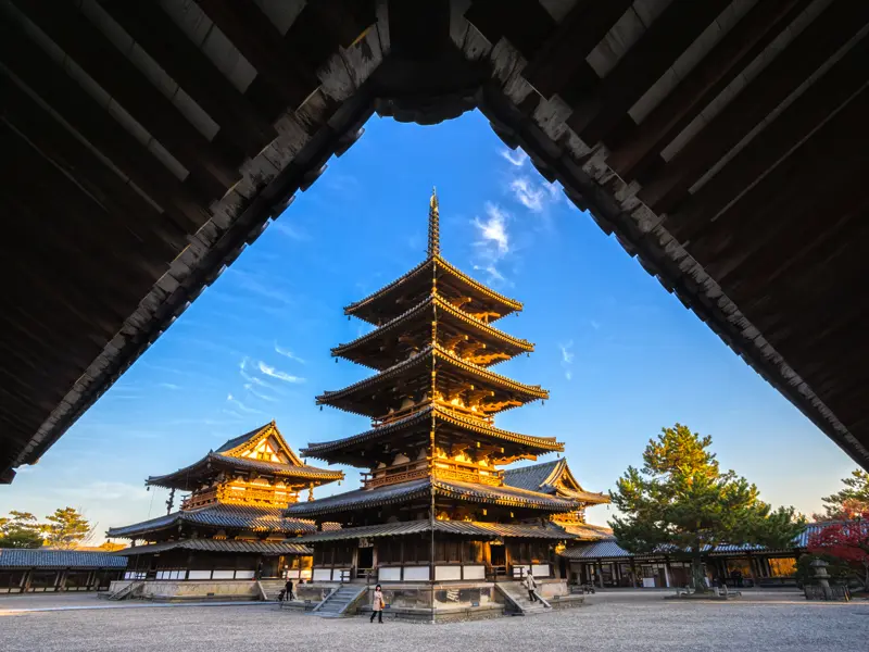 In Naha steht während unserer Studienreise nach Japan der Besuch des sehr alten Horyu-Tempels auf unserem Programm.