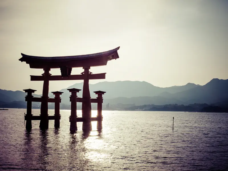 Zum Abschluss dieser Studienreise durch Japan besuchen wir auch Hiroshima und die Insel Miyajima mit ihrem berühmten Torii.