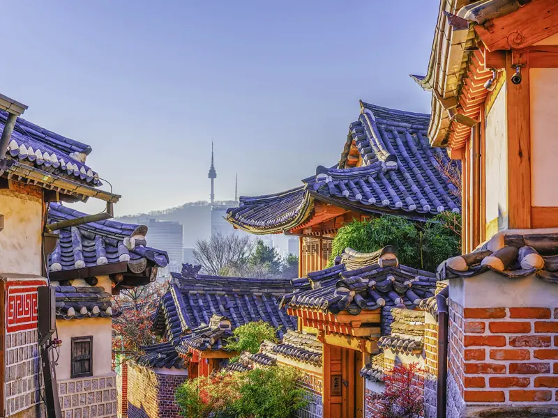 Die historischen Wohnviertel der südkoreanischen Hauptstadt Seoul entdecken wir auf Spaziergängen. Sie sind sehr gepflegt und spiegeln das Leben in früheren Zeiten wider.