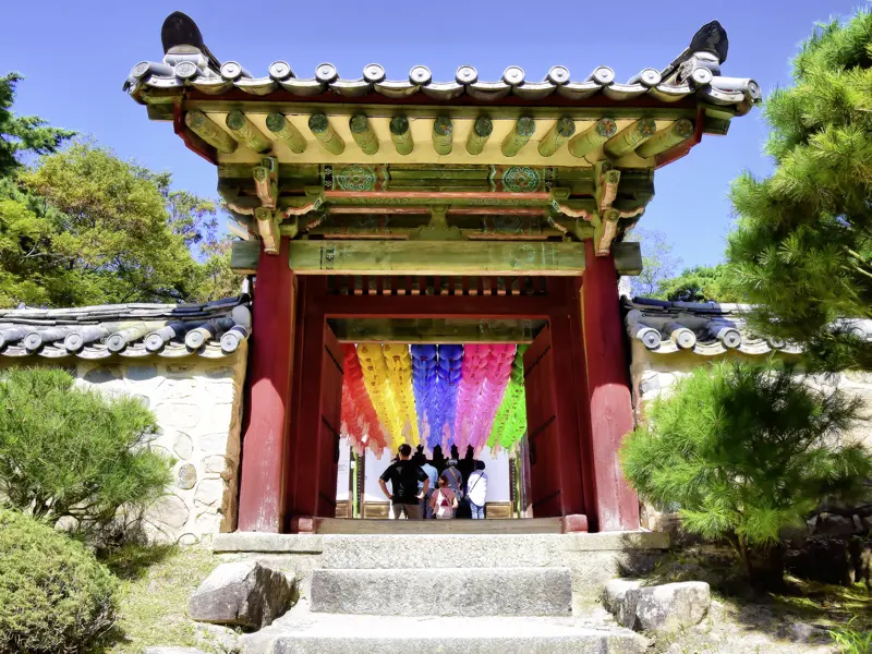Südkoreaner lieben ihre farbenfrohen Tempel, wie hier den berühmten Bulguksa-Tempel bei Gyeongju.