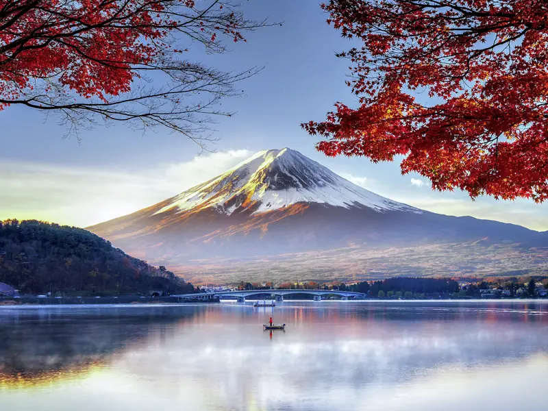 Auf dieser Rundreise machen Sie auch an einem der Seen am Fuße des heiligen Berges Fuji-san halt.