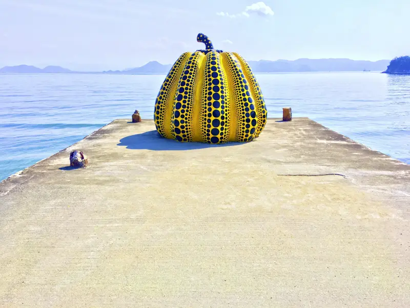 Auf dieser Reise besuchen wir auch die Kunstinsel Naoshima, an deren Ufer der berühmte gelbe Kürbis von Yayoi Kusama steht.