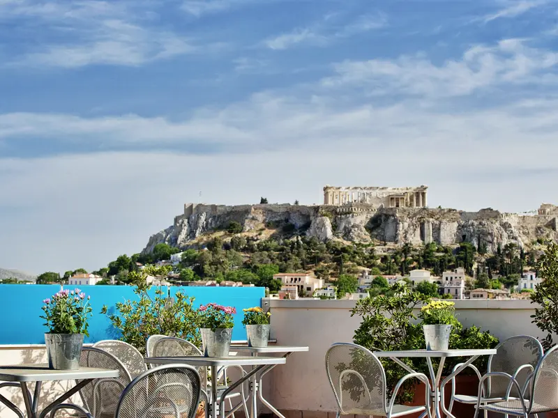 Für die Städtereise nach Athen haben wir ein zentral gelegenes Hotel mit unverbautem Blick auf die Akropolis von Athen gewählt. Bei einem Kaffee oder Glas Wein können Sie diesen Blick genießen.