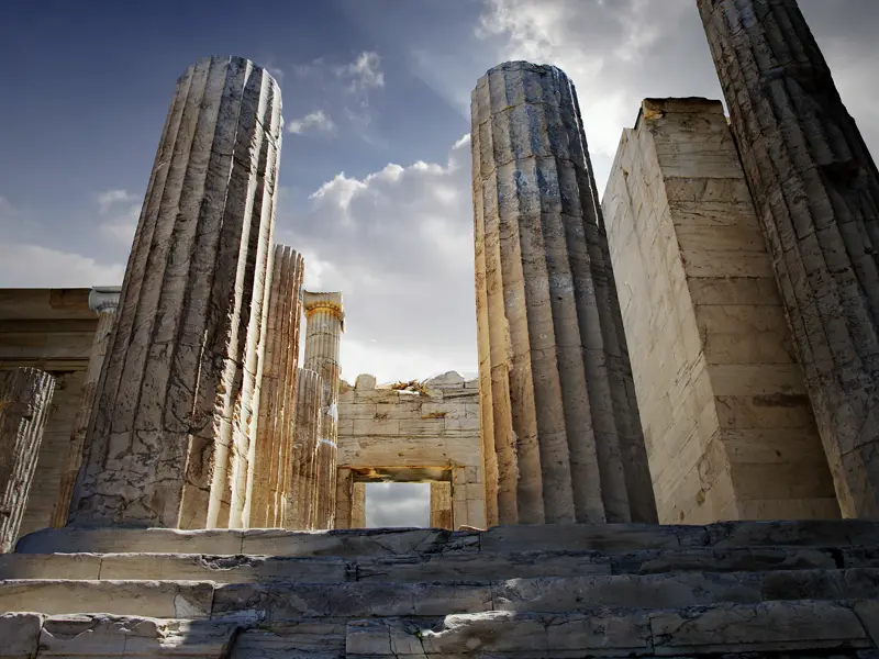 Bei unserer fünftägigen Städtereise zeigt uns der Reiseleiter die Akropolis in Athen. Das historische Zentrum der griechischen Hauptstadt steht ebenfalls auf dem Programm.