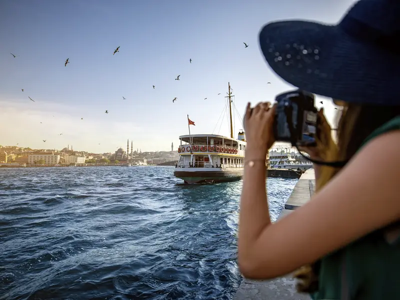 Wir erkunden auf unserer Städtereise Istanbul in all seinen Facetten. Unter anderem erleben wir die Skyline der Stadt von unserem Privatboot auf dem Bosporus aus. Unterwegs ziehen Holzvillen und Frachtschiffe an uns vorbei, über uns spannen sich die gigantischen Bosporusbrücken.