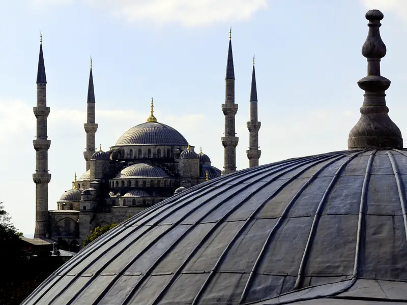 Auf der fünftägigen CityLights-Städtereise nach Istanbul lernen wir die Schätze der Stadt genauer kennen. Wir staunen über die prächtigen Kuppeln der Sultanahmet-Moschee, die bei uns als "Blaue Moschee" bekannt ist.